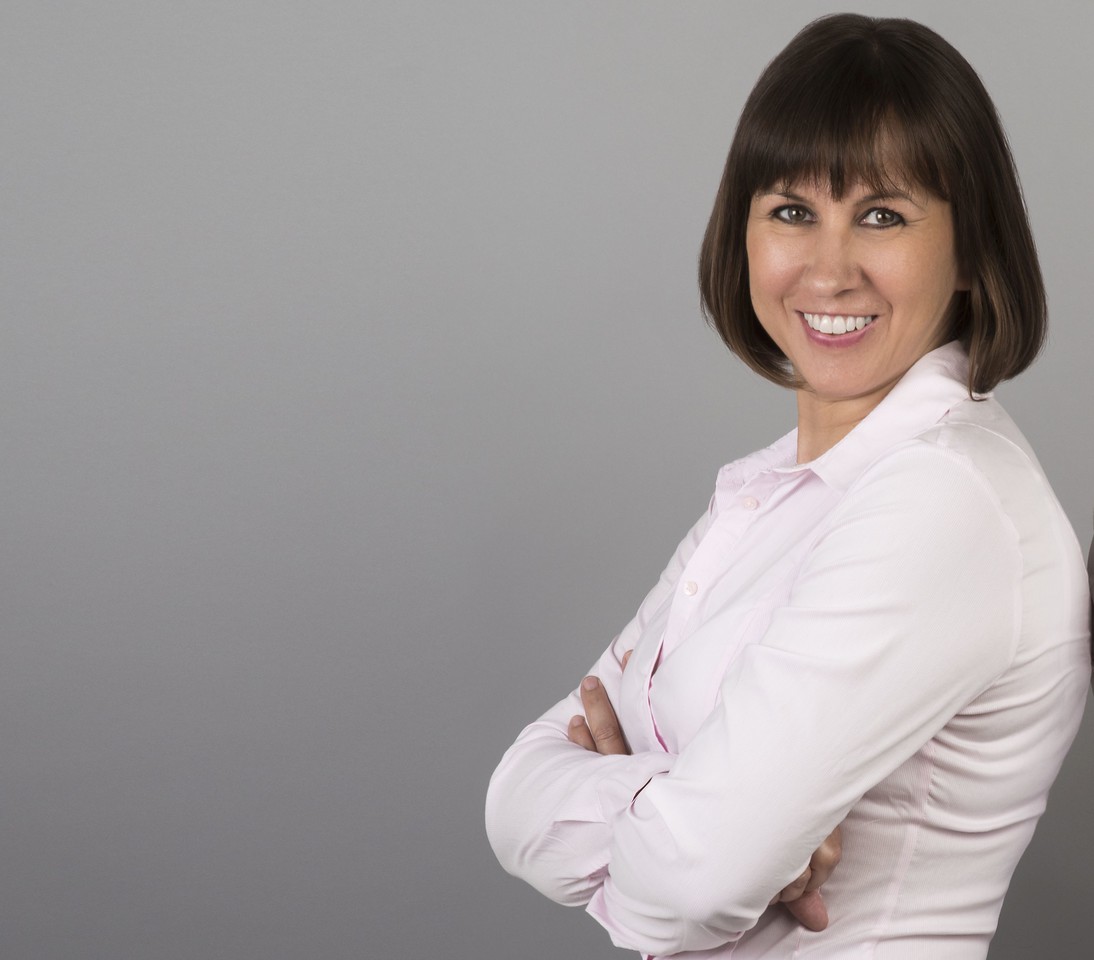 Szőke, nagymellű rúdtáncosnő Lakatos Zsófia, az Emerald Public Relations Kft. tulajdonos ügyvezetője