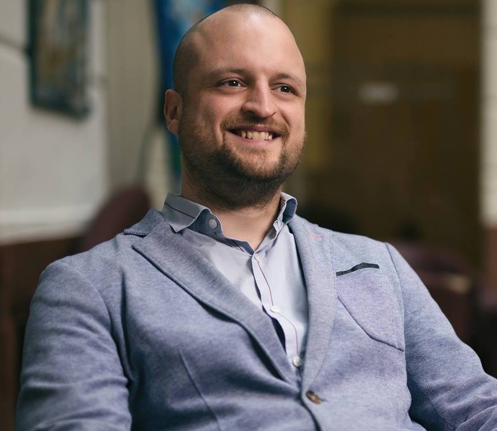 Egy cilinderes úr, fehér papírral Wohlmouth Máté, 365 üzleti történet, Coding Sans